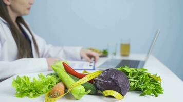 Ernährungsberater zeigen Diät planen online. video