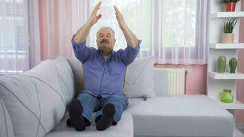 od uomo nel meditazione nel davanti di il finestra. video