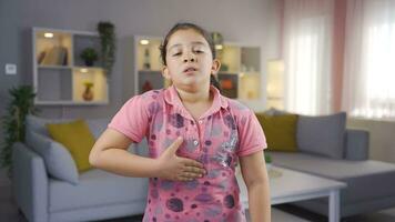Mädchen Kind mit Kürze von Atem. video