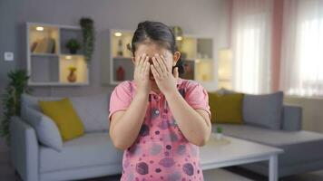 The girl child who has trouble seeing. Eye problem. video