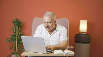 uomo Lavorando su il computer portatile con contento espressione. video