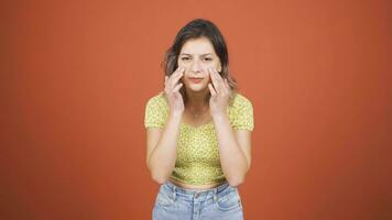 mujer con arrugas y problemas en su piel es infeliz. video