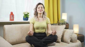 vrouw aan het doen yoga buiten in voorkant van de venster. video