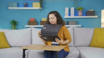 jovem mulher alegremente abraçando computador portátil. video