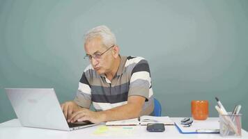 il uomo chi piace il applicazione su il il computer portatile è contento. video