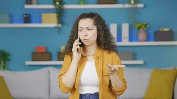 en colère Jeune femme parlant sur le téléphone. video