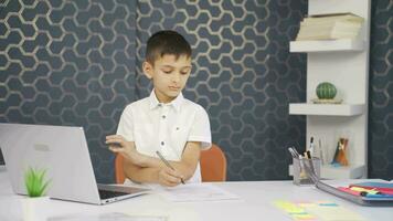 jongen aan het studeren Aan laptop. video