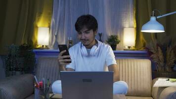 Mens gebruik makend van sociaal media Aan telefoon lachend Bij nacht Bij huis. video