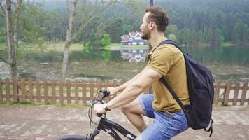 le gratuit homme est équitation une vélo. video