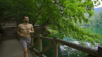 Mens jogging in natuur. langzaam beweging video. video