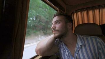 homem viajando dentro uma painel furgão. video