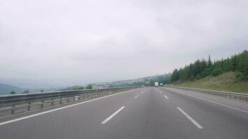 Autobahn Viadukt und Fahrzeuge auf das Straße. video