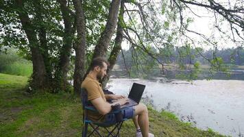 travail avec une ordinateur dans la nature. video