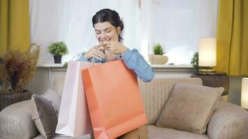 vrouw op zoek Bij camera met boodschappen doen Tassen. video