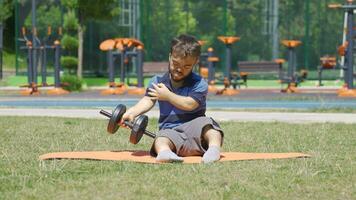 nano giovane uomo esercizio braccio muscolo con manubrio fa male il suo polso. atleta lesione. video