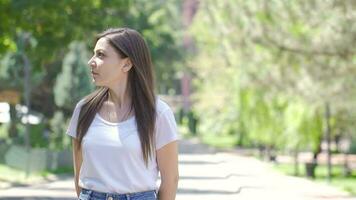 strano sembra di donna con mentale i problemi. video