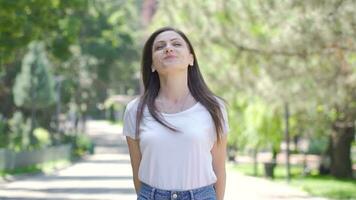 contento mirada de mujer, mujer al aire libre. video