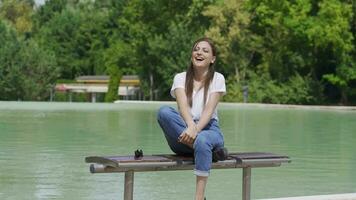 el mujer riendo a sí misma en el parque fuimos loco. video