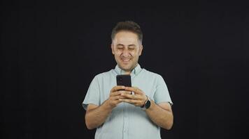 glücklich Mann SMS auf das Telefon. lächelnd. video