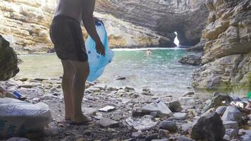 lixo coleção dentro litoral.limpeza natureza a partir de lixo. video