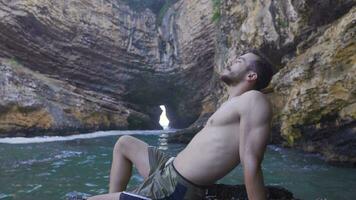 muscular y ajuste joven hombre en vacaciones a mar. video