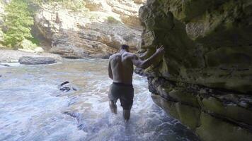 jovem homem férias dentro paraíso baía. video