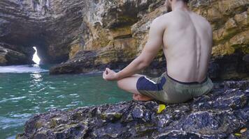 meditando dentro a de praia caverna. video