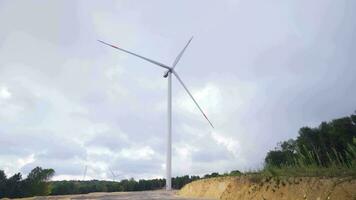 wind macht turbines genereren schoon hernieuwbaar energie voor duurzame ontwikkeling. video