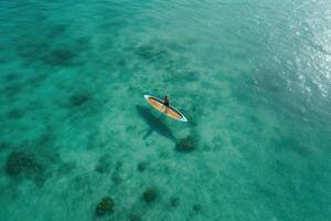 aéreo ver de un barco en el turquesa mar. aéreo ver de un mujer en un tabla de surf en el turquesa aguas de el Maldivas, ai generado foto