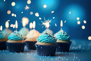 cumpleaños magdalenas con bengalas en azul fondo, de cerca, cumpleaños magdalenas con velas en un azul antecedentes con papel picado, ai generado foto