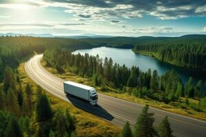 aéreo ver de grande plataforma semi camión con carga remolque corriendo en autopista en hermosa verano paisaje. semi camión con carga remolque en la carretera curva a lago apuntalar con verde pino bosque, ai generado foto