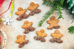 gingerbread man christmas gingerbread cookies cinnamon, vanilla, ginger christmas sweet dessert holiday baking treat new year and celebration meal food snack on the table photo