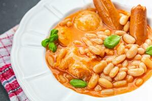 cassoulet grueso frijol sopa con carne, frijoles, salchichas delicioso sano comiendo Cocinando aperitivo comida comida bocadillo en el mesa Copiar espacio comida antecedentes rústico parte superior ver foto