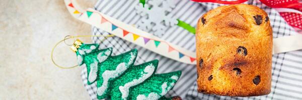 Panettone Navidad horneando dulce Pastelería seco frutas chocolate Navidad dulce postre fiesta tratar nuevo año y Navidad celebracion comida comida bocadillo en el mesa Copiar espacio foto