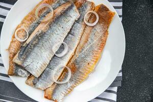 arenque Fresco salado pescado sabroso Mariscos sano comiendo Cocinando aperitivo comida comida bocadillo pescetario dieta en el mesa Copiar espacio foto