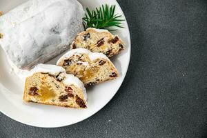 Navidad Stollen postre dulce horneando tratar nuevo año y Navidad comida comida bocadillo en el mesa foto