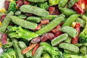 congelado vegetales mezcla brócoli, maíz, zanahorias, verde guisantes, verde frijoles, campana pimientos, frijoles Fresco delicioso sano comiendo Cocinando aperitivo comida comida bocadillo en el mesa foto