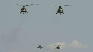 militaire des hélicoptères en volant dans ciel performant manifestation vol, l'armée de l'air, copie espace. groupe combat hélicoptères, voltige équipe effectue vol à air spectacle video