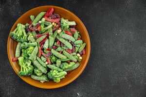 congelado vegetales mezcla brócoli, maíz, zanahorias, verde guisantes, verde frijoles, campana pimientos, frijoles Fresco delicioso sano comiendo Cocinando aperitivo comida comida bocadillo en el mesa foto