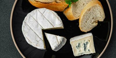 cremoso azul queso con intenso sabor suave molde queso delicioso sano comiendo Cocinando aperitivo comida comida bocadillo en el mesa foto
