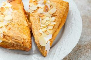 pastel triángulo formar almendra crema soplo Pastelería dulce postre comiendo Cocinando comida comida bocadillo en el mesa Copiar espacio comida antecedentes rústico parte superior ver foto