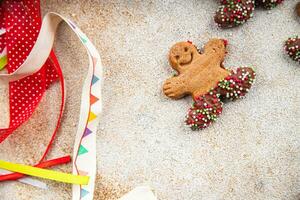 gingerbread man christmas gingerbread cookies cinnamon, vanilla, ginger christmas sweet dessert holiday baking treat new year and celebration meal food snack on the table photo