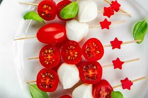 caprese canapés queso Mozzarella y tomate aperitivo ensalada en un brocheta dedo comida delicioso sano comiendo Cocinando aperitivo comida comida bocadillo en el mesa Copiar espacio comida antecedentes rústico parte superior ver foto