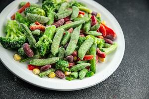 congelado vegetales mezcla brócoli, maíz, zanahorias, verde guisantes, verde frijoles, campana pimientos, frijoles Fresco delicioso sano comiendo Cocinando aperitivo comida comida bocadillo en el mesa foto