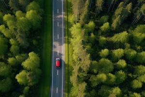 aéreo ver de un coche conducción en el la carretera en el bosque, aéreo ver de rojo coche con un techo estante en un verde verano bosque país la carretera en Finlandia, ai generado foto