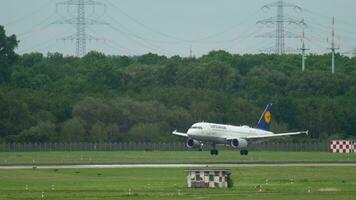 dusseldorf, Germania luglio 23, 2017 lufthansa passeggeri aereo atterraggio e frenata a dusseldorf aeroportot dus. turismo e viaggio concetto video