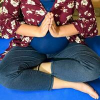 embarazada mujer haciendo el embarazo yoga actitud cómodo a hogar con barriga, embarazada mujer practicando sencillo yoga pasos a hogar, el embarazo yoga y aptitud poses foto