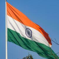 bandera india ondeando alto en connaught place con orgullo en el cielo azul, bandera india ondeando, bandera india el día de la independencia y el día de la república de la india, tiro inclinado, ondeando la bandera india, har ghar tiranga foto