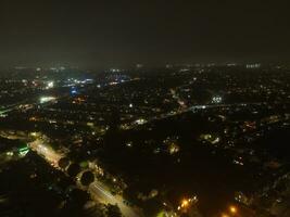 alto ángulo ver de lutón ciudad de Inglaterra durante noche. drones cámara imágenes estaba capturado en temprano noche en octubre 12, 2023 foto