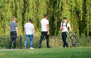 más hermosa imagen de personas caminando y disfrutando verano día a Wardown público parque de lutón ciudad, Inglaterra unido Reino, Reino Unido. junio 16, 2023 foto